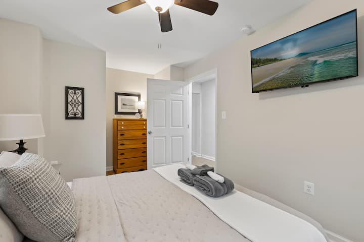 Likizo ya Kifahari ya Master Bedroom. Chumba kikuu cha kulala kina kitanda cha ukubwa wa malkia, mashuka laini na mapambo mazuri. Kabati lenye nafasi kubwa hufanya iwe bora kwa ukaaji wa muda mrefu.