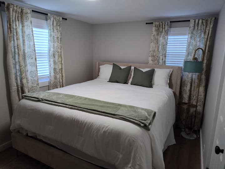 Zelené uteráky sú v skrini. Vymenovaný s pevným matracom Cal king Stearns a Fosterom. Luxusná hotelová posteľná bielizeň, 2-palcové bezšnúrové žalúzie, šalviové toaletné závesy . Trojcestná zlatá lampa je „dotykom“ na základni alebo v hornej časti a nabíjacia stanica s portmi USB a C. 