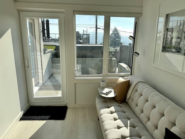 Modern One-bedroom With Hot-tub And View - Burnaby
