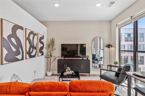 Successful Airbnb property: OTR | King Bed l Free Parking | Gym | Top Floor in Pendleton