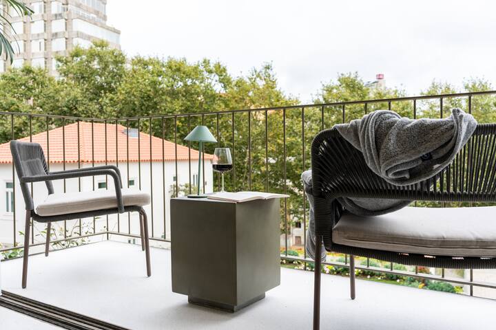 The Aquamarine – Luxury Duplex – Pool + City View gallery image 4