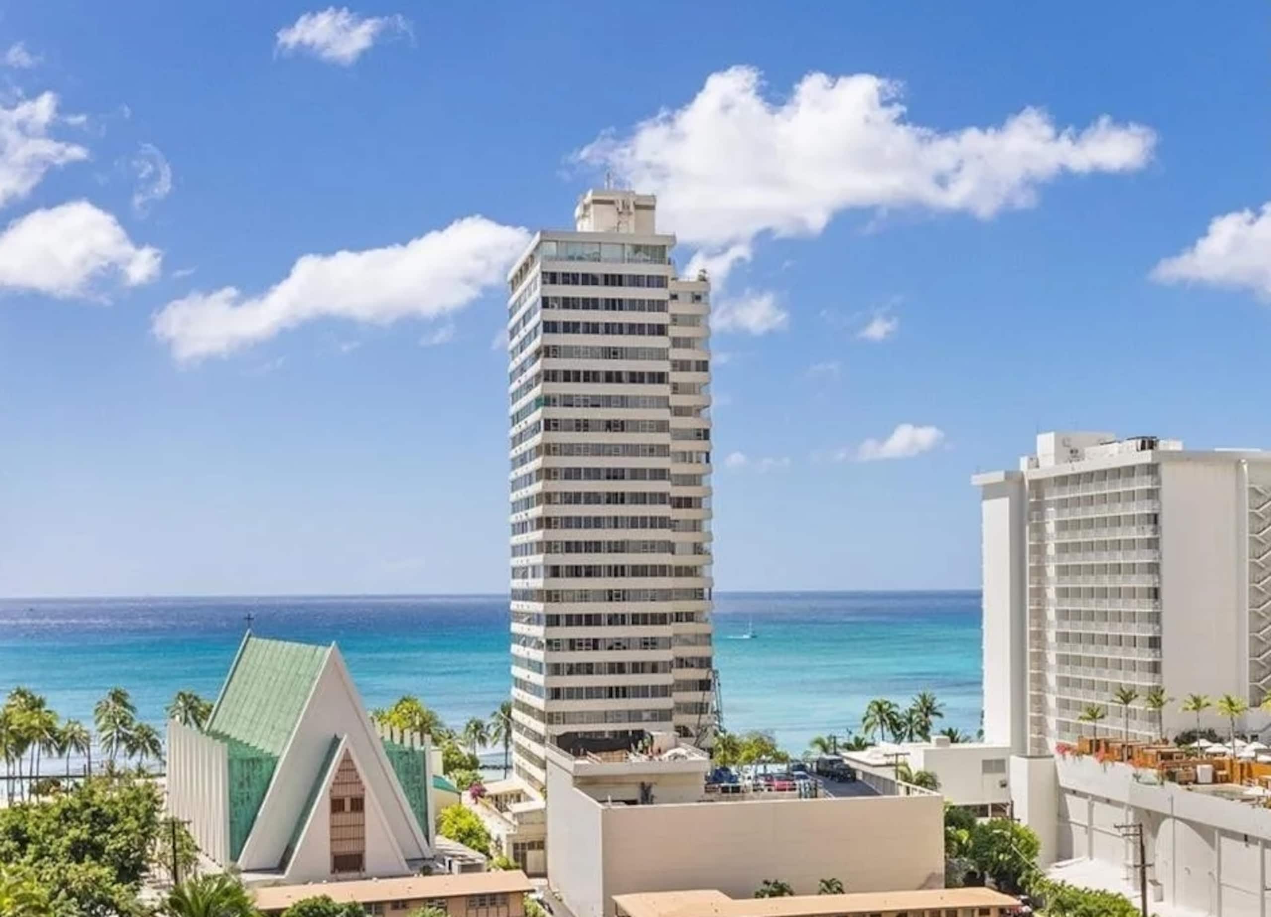 Condo in Honolulu · ★4.67 · 1 bedroom · 3 beds · 1 private bath - Image 17
