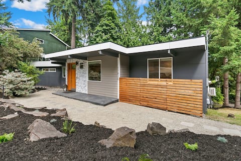 4BR/3Bath Tranquil Home- 1 mi to light rail!