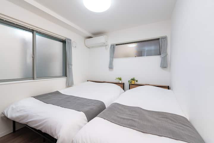 El segundo dormitorio es una cama doble y una cama individual.También hay un armario grande.