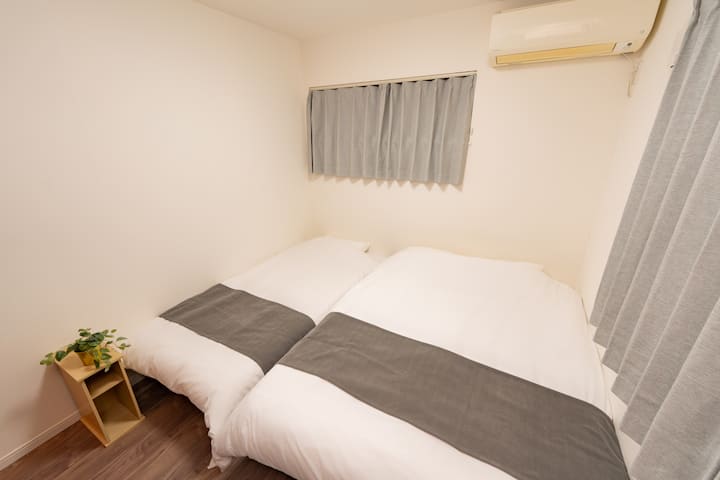 El dormitorio 3 también es una cama doble y un dormitorio con cama individual.La cama individual en esta habitación es un poco pequeña.

También hay un armario grande en esta habitación.