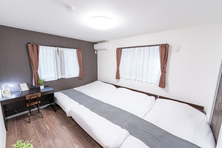 Este es un dormitorio principal con 2 camas dobles y 1 cama individual.Puedes dormir con tus padres y 3 hijos.