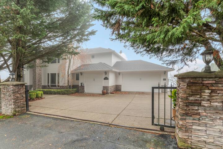 Skyline Sanctuary Ultimate Getaway Near Downtown gallery image 3