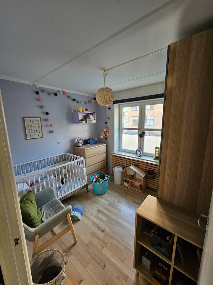 Kinderkamer (ontworpen voor een kind van 2,5 jaar). Beschikbaar voor gezinnen met één kind.
Het bed is 140 x 70 cm. Opmerking: onlangs opnieuw ontworpen met een open kant met een kleine muur. (Leander Luna 140cm)
Speelgoed incl: Brio trein, Lego Duplo.