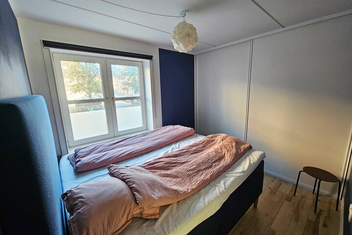 Slaapkamer. 180 x 200 cm bed. Effectieve jaloezieën. De helft van de kast beschikbaar voor opslag.
Mensen op straat kunnen niet naar binnen kijken vanwege de hoogte van het appartement.