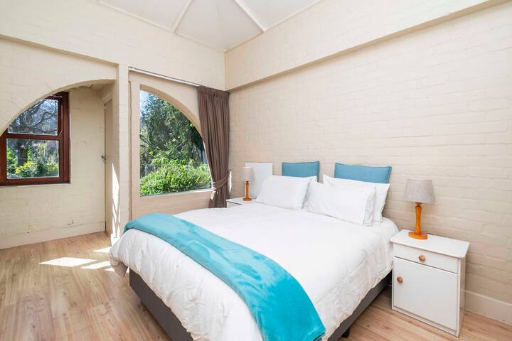 Little Tops: Family Home 4-Beds-Pool-Sauna-Jacuzzi gallery image 2