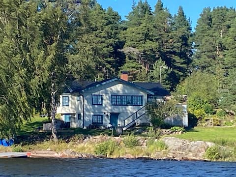 Lake side retreat amazing views