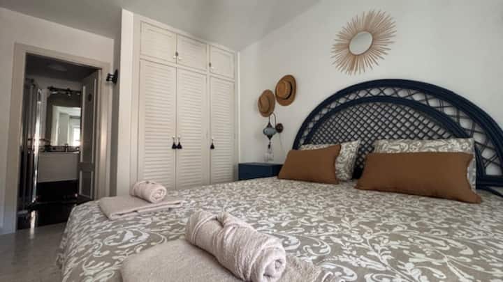 Cama of 1.50. Ugrađena praonica rublja, kupaonica i stražnja terasa iz spavaće sobe. 




  