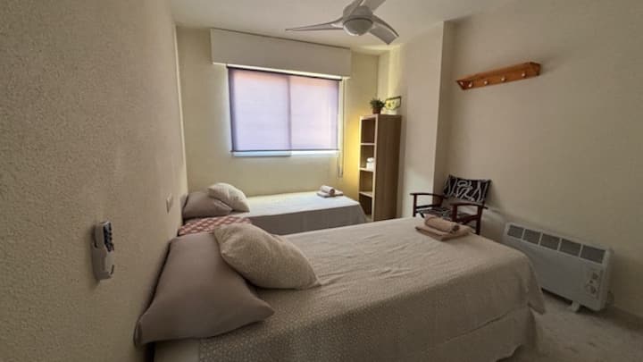 2 kreveta od 90 cm. I ugradbeni ormar.