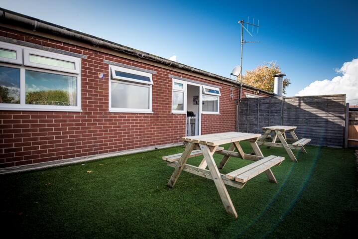 Cozy Flat|Manchester Airport|Sleeps 8|Free Parking gallery image 3
