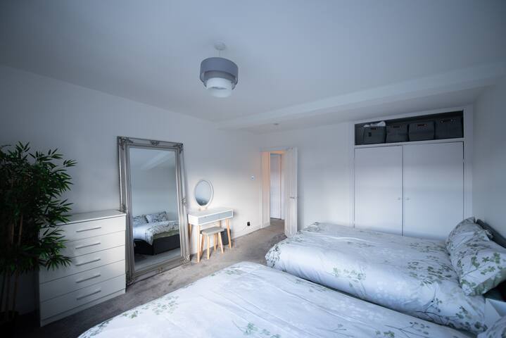 Cozy Flat|Manchester Airport|Sleeps 8|Free Parking gallery image 2