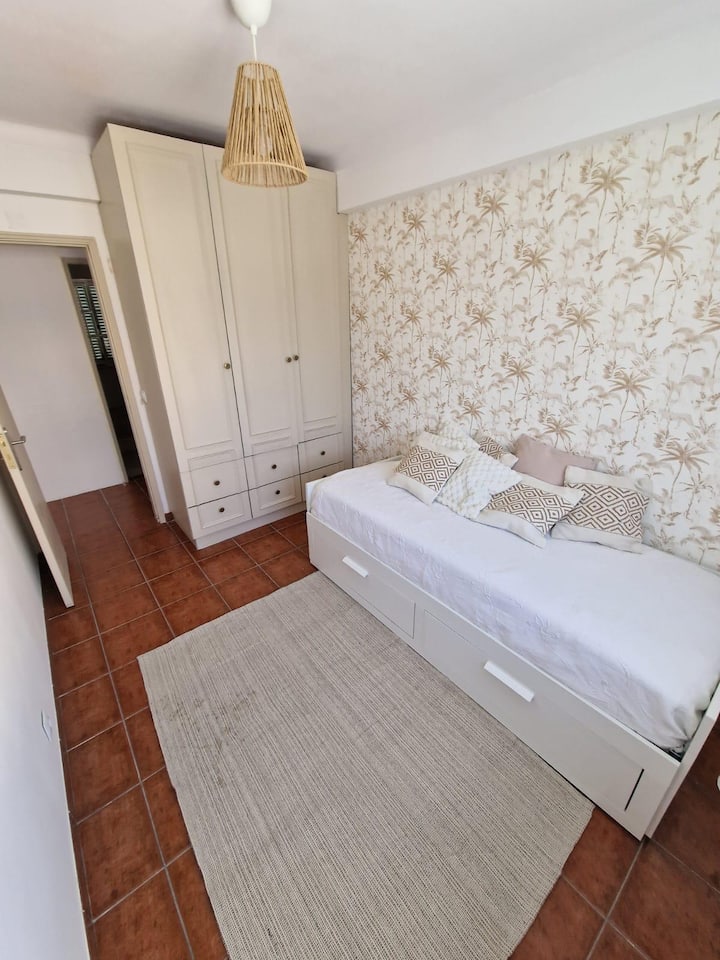 Spálňa v R/C domu so samostatným lôžkom. Táto posteľ otvára zásuvku a stojí ako dvojlôžko.