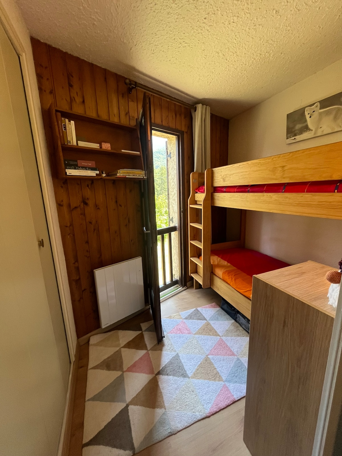 غرفة نوم 9 متر مربع، مع أسرّة بطابقين.