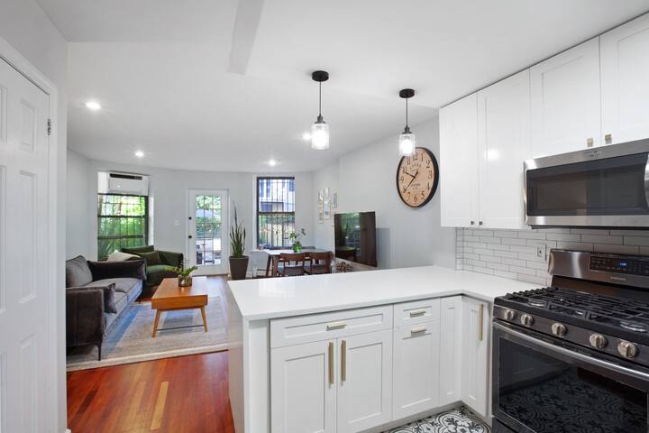 Peaceful townhome near Central Park – SuperHost gallery image 4
