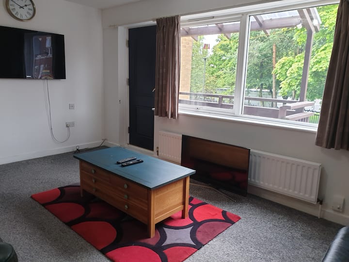 ส่วนหนึ่งของห้องนั่งเล่น หน้าต่างบานใหญ่พร้อมวิวด้านนอกที่สวยงาม