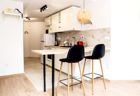 Central cozy & sunny place, work-friendly AUBG