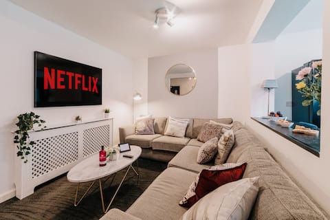 Popular Airbnb listing: Large 6 bed ensuites Contractors Fast WiFi Garden in Harborne