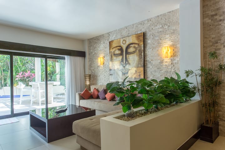 Détendez-vous sur le canapé confortable tout en profitant de la brise qui pénètre par le balcon, entouré d'une atmosphère calme et harmonieuse, idéal pour se déconnecter après une journée à explorer la plage et la ville