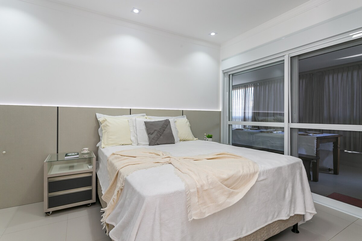 غرفة متكاملة مع الشرفة.