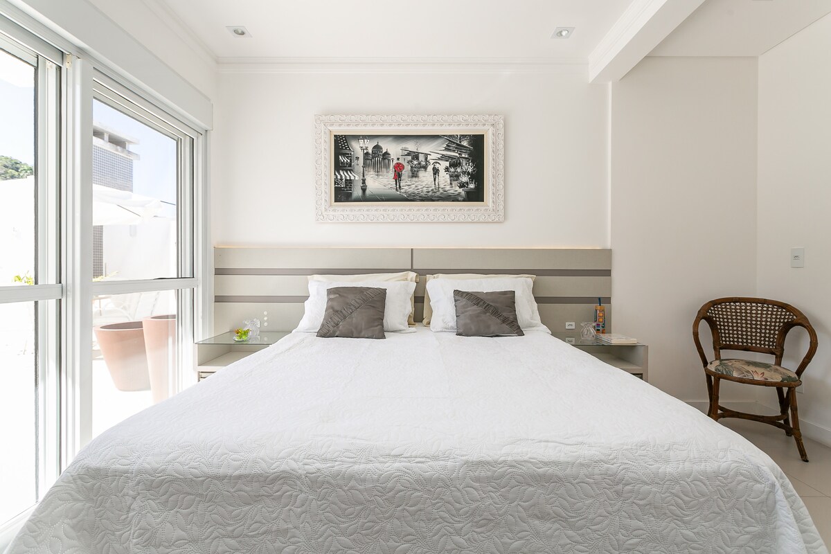 الجناح الرئيسي مع مخرج إلى الشرفة.