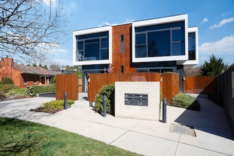 New Modern Townhouse w 2 Parkings near CITY