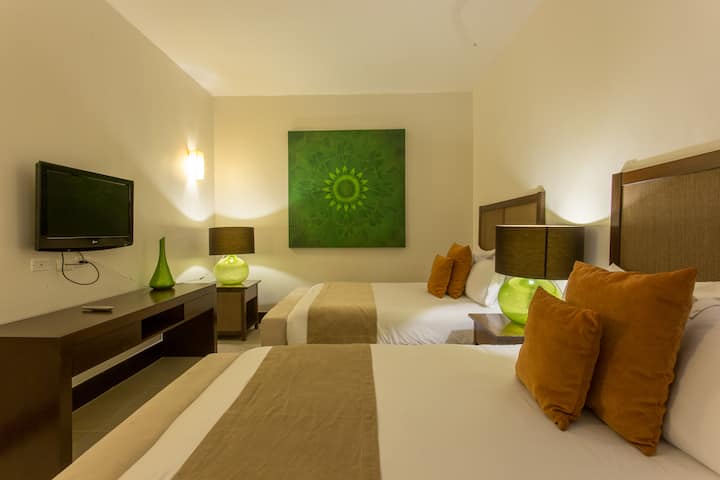 Odpočívajte v tejto pohodlnej izbe, ktorá je ideálna na zdieľanie s rodinou alebo priateľmi. Ideálne na oddych po dni plnom aktivít s možnosťou pozerania filmu v televízii pred spaním, obklopené tichou a útulnou atmosférou.