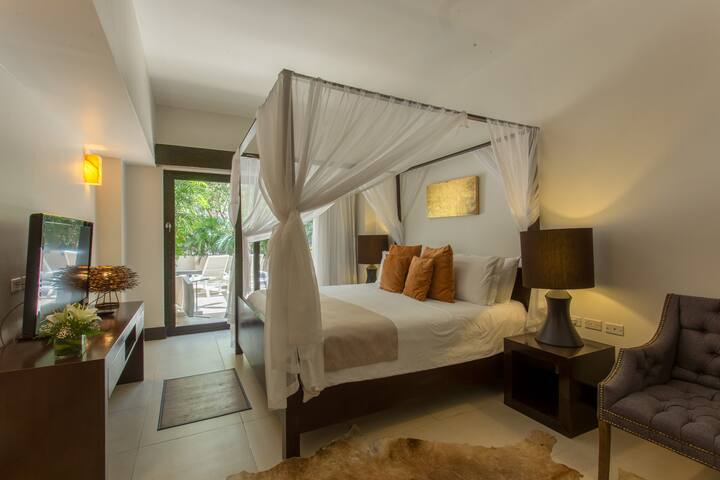 Užite si nočný odpočinok v tejto tichej miestnosti, kde sa môžete zobudiť s výhľadom na terasu. Ideálne na oddych po dni strávenom na pláži alebo objavovaním mesta