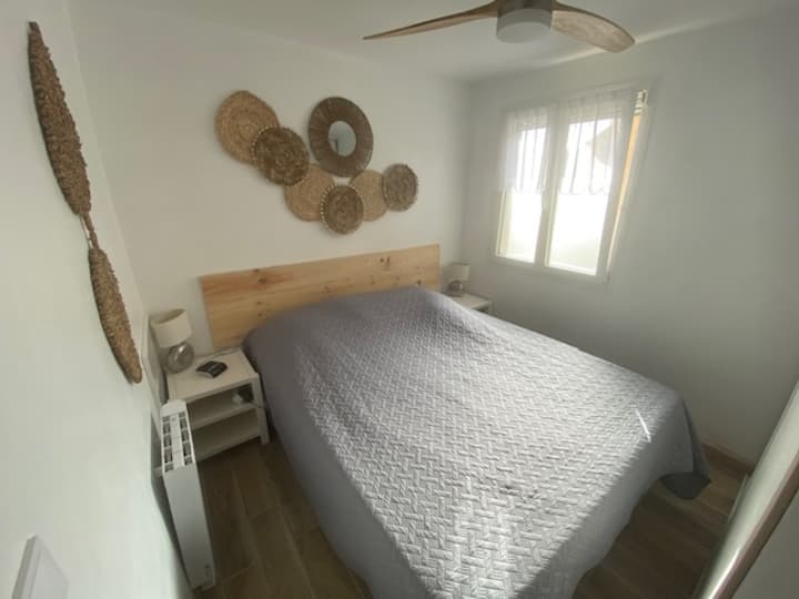 Cama de 160 x 200, ventilador de techo silencioso con control remoto , 2 mesitas  de noche, 1 televisor , 1 radiador ahorro de energía, almacenamiento 