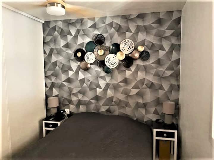 Cama 140x200, ventilador de techo silencioso con control remoto, 2 mesitas de noche, 1 televisor, 1 radiador de ahorro de energía, almacenamiento
