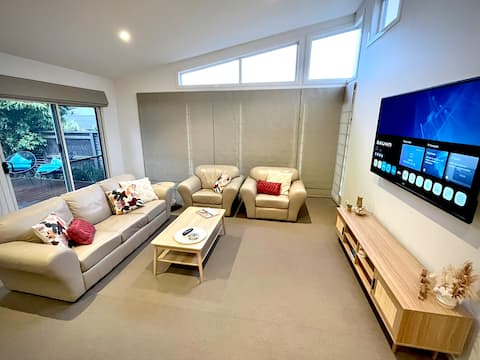 Popular Airbnb listing: "Sea Star" - 250m to Cowes Beach in Cowes