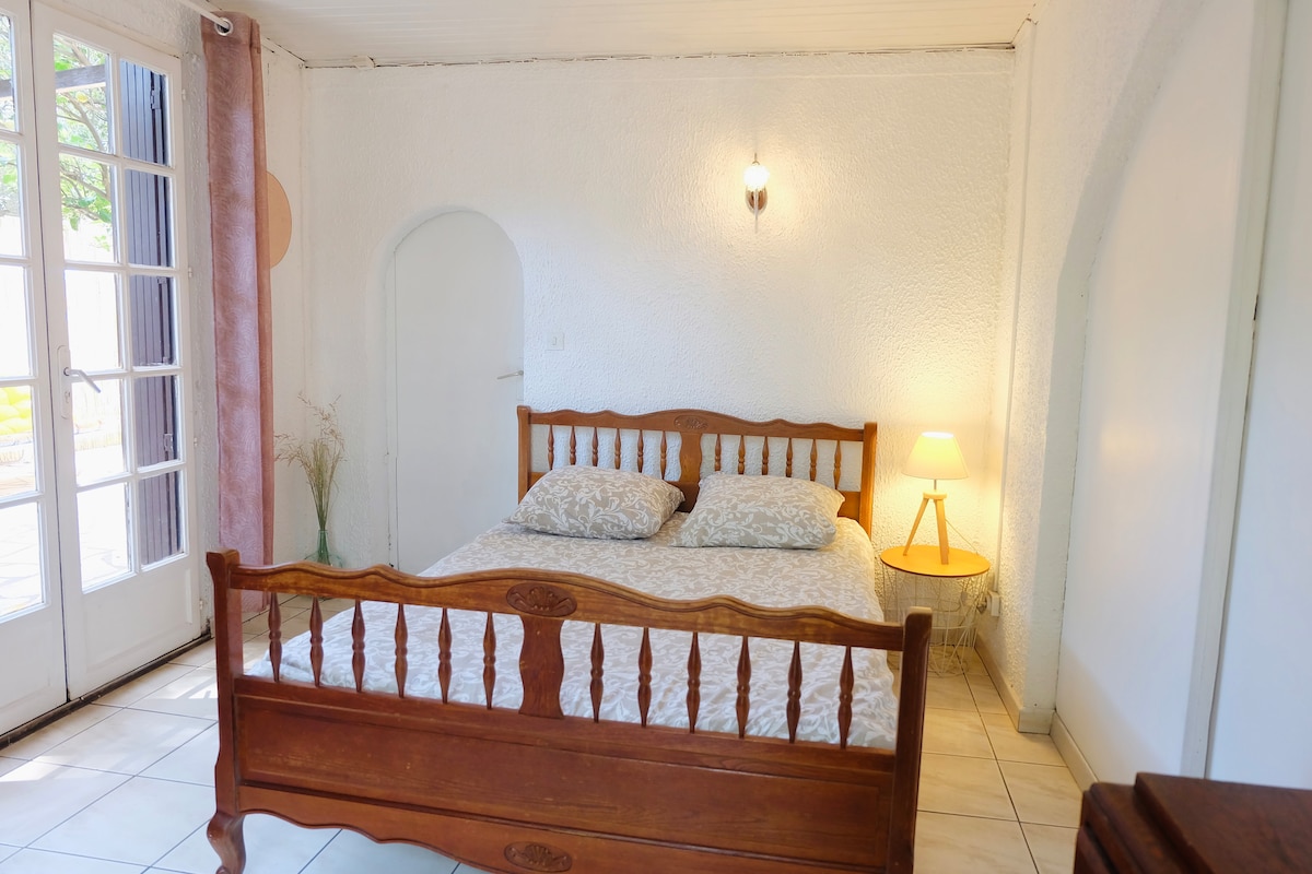 Spavaća soba 1 komunicira s kuhinjom, spavaćom sobom 2 i terasom. Ima bračni krevet. 