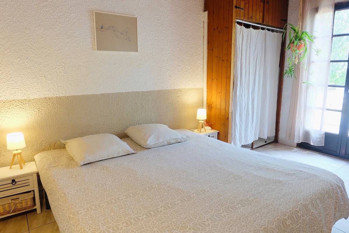 Spavaća soba s malim radnim stolom i krevetom 180x200, ormarom i prostorom za odlaganje. Komunicira sa spavaćom sobom 1, malom kupaonicom sa WC školjkom i terasom. 