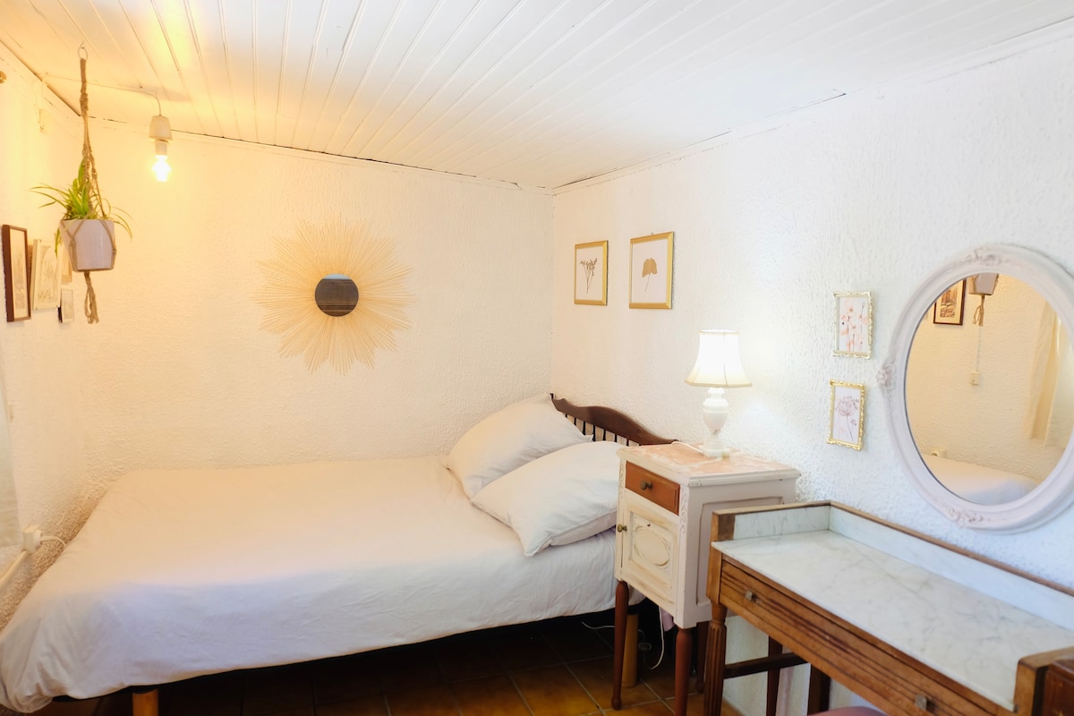 Spavaća soba 5 dostupna je s terase i ima pristup dnevnom boravku s blagovaonicom. Ima bračni krevet, toaletni stolić i stalak za odjeću.