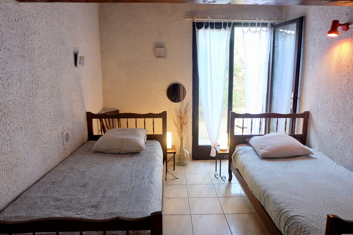 Ova spavaća soba otvara se prema maloj kupaonici s WC-om, terasi i vratima koja komuniciraju sa spavaćom sobom 4. Opremljen je s 2 kreveta za jednu osobu. 