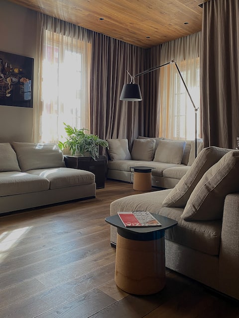 Top performing Airbnb: Townhall Premium Suite in Stare Miasto