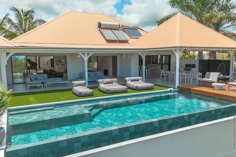 Luxury pool and 180° sea view!