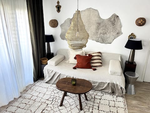 Top Airbnb: Elegant Duplex with Terrace and Parking in Pantin