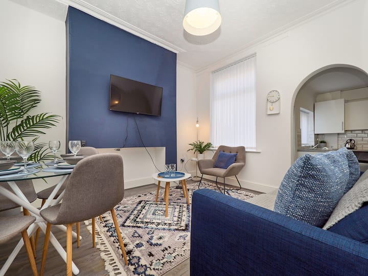Woodcroft House | Liverpool 4br Sleeps 8 | Parking - Liverpool