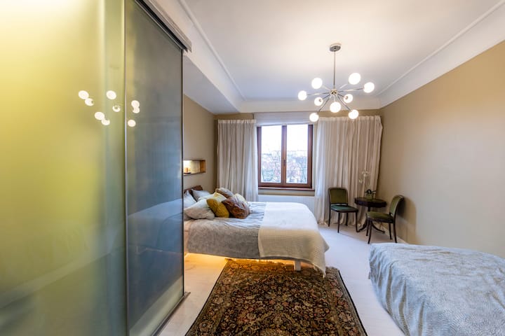 غرفة نوم رئيسية بسرير مزدوج وسرير واحد. 