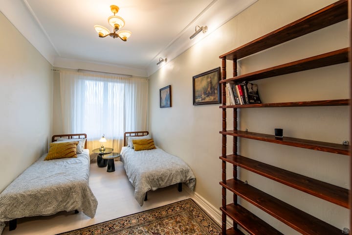 غرفة نوم ثانية تحتوي على سريرين مفردين ولكن من الممكن أيضًا تجميعها كسرير واحد كبير. 