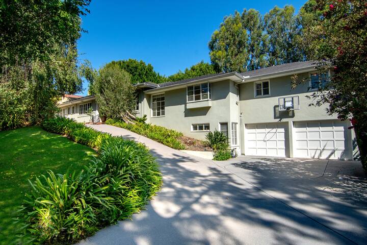 Holmby Hills 6 Bedroom Villa with Pool gallery image 3
