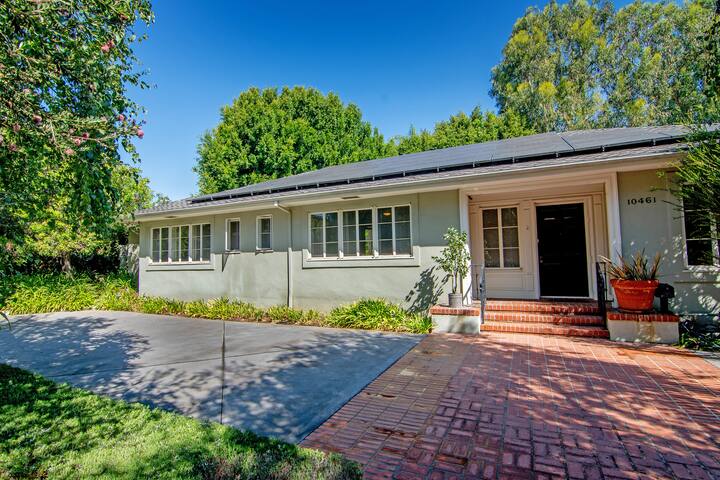 Holmby Hills 6 Bedroom Villa with Pool gallery image 5