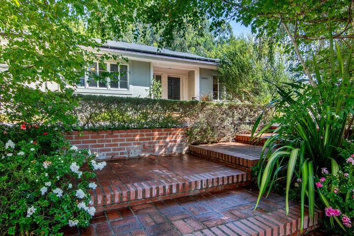 Holmby Hills 6 Bedroom Villa with Pool gallery image 4