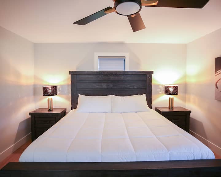 E vendosur në fund të korridorit, suita kryesore ofron privatësi, një krevat dopio "king-size", një dush luksoz të stilit spa në banjë dhe një dollap të bollshëm.