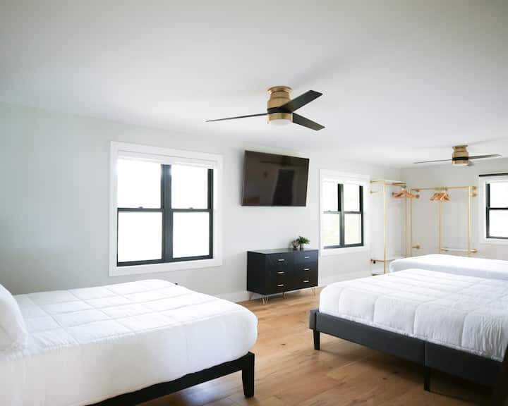 Dhoma e parë e gjumit flenë deri në 6 vizitorë me dy krevate dopio "queen" dhe një "king". Shijo filmat e natës vonë në televizorin e madh dhe një banjë e pajisur plotësisht në suitë shton komoditet shtesë.