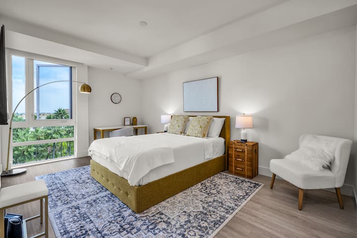 Стилна основна спалня със спиращ дъха басейн и изглед към езерото, оборудвана с 55 - инчов телевизор